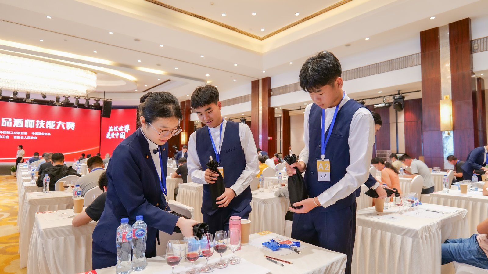 青田職技校旅游專業(yè)學生服務(wù)全國葡萄酒品酒師行業(yè)賽6.jpeg